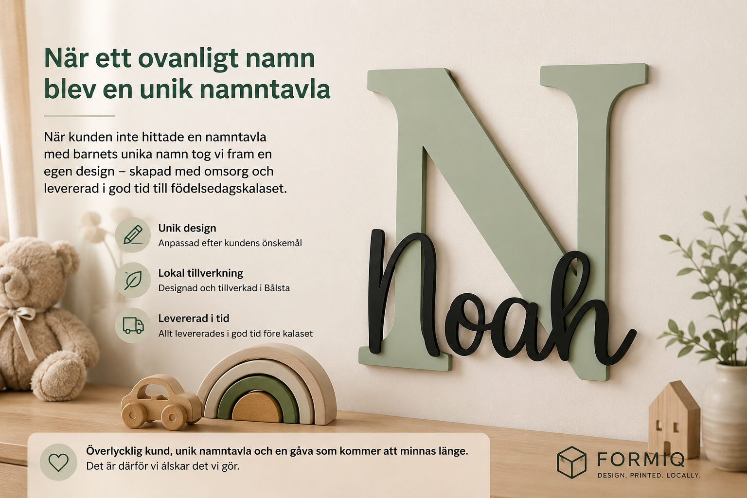 Grön väggbokstavsnamn “Hannah” i trä, leksaker och text om unik namntavla i reklamdesign.