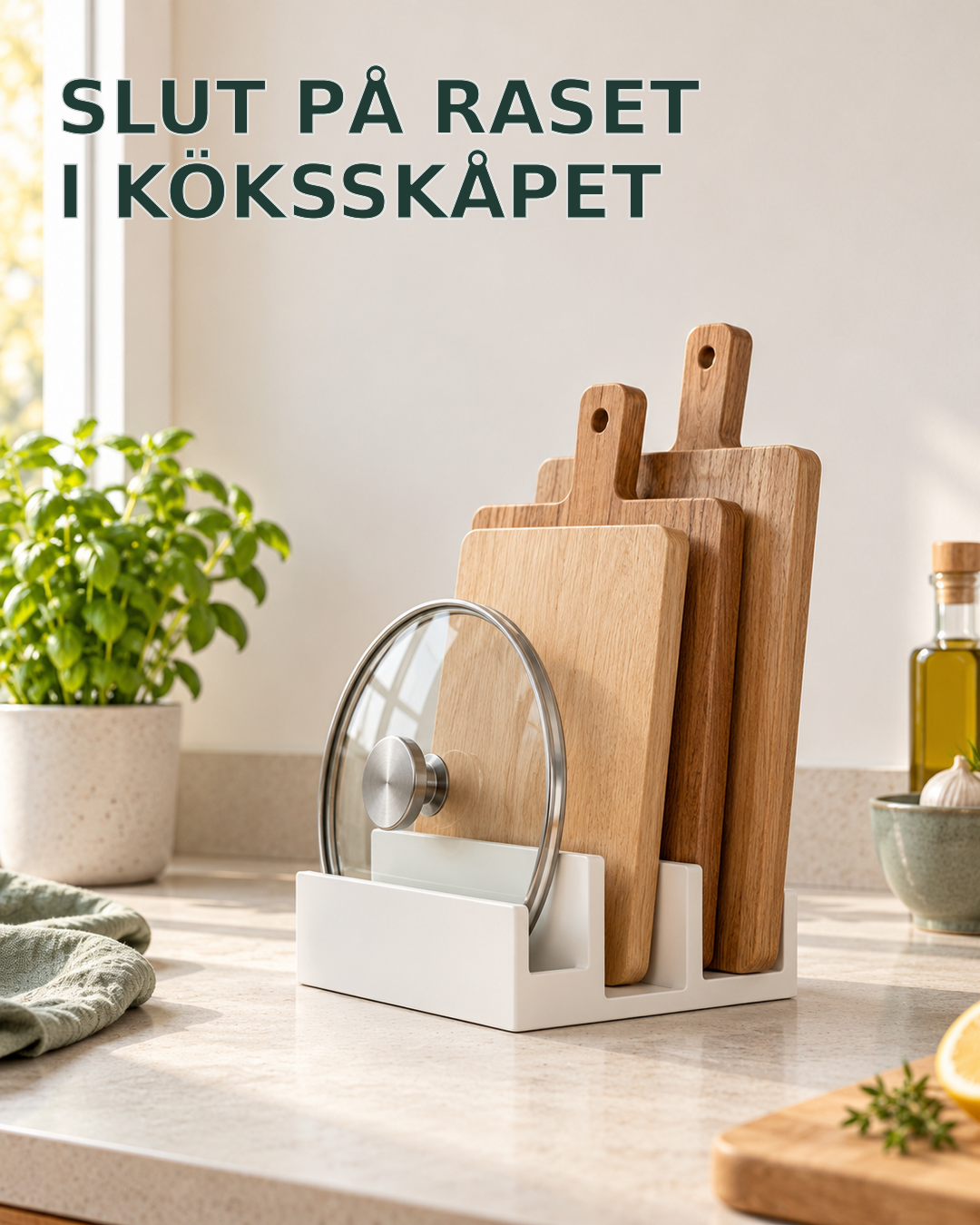 Vitt Formiq Brädställ på en ljus köksbänk med tre träskärbrädor och ett glaslock i separata fack. Rubriken lyder ”Slut på raset i köksskåpet”.