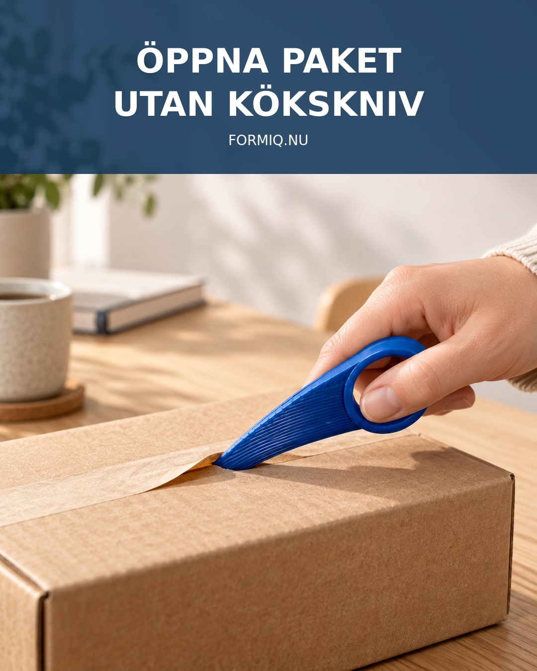 Blå paketöppnare från Formiq hålls i fingeröglan och förs ytligt längs tejpen på en brun kartong på ett ljust träbord.