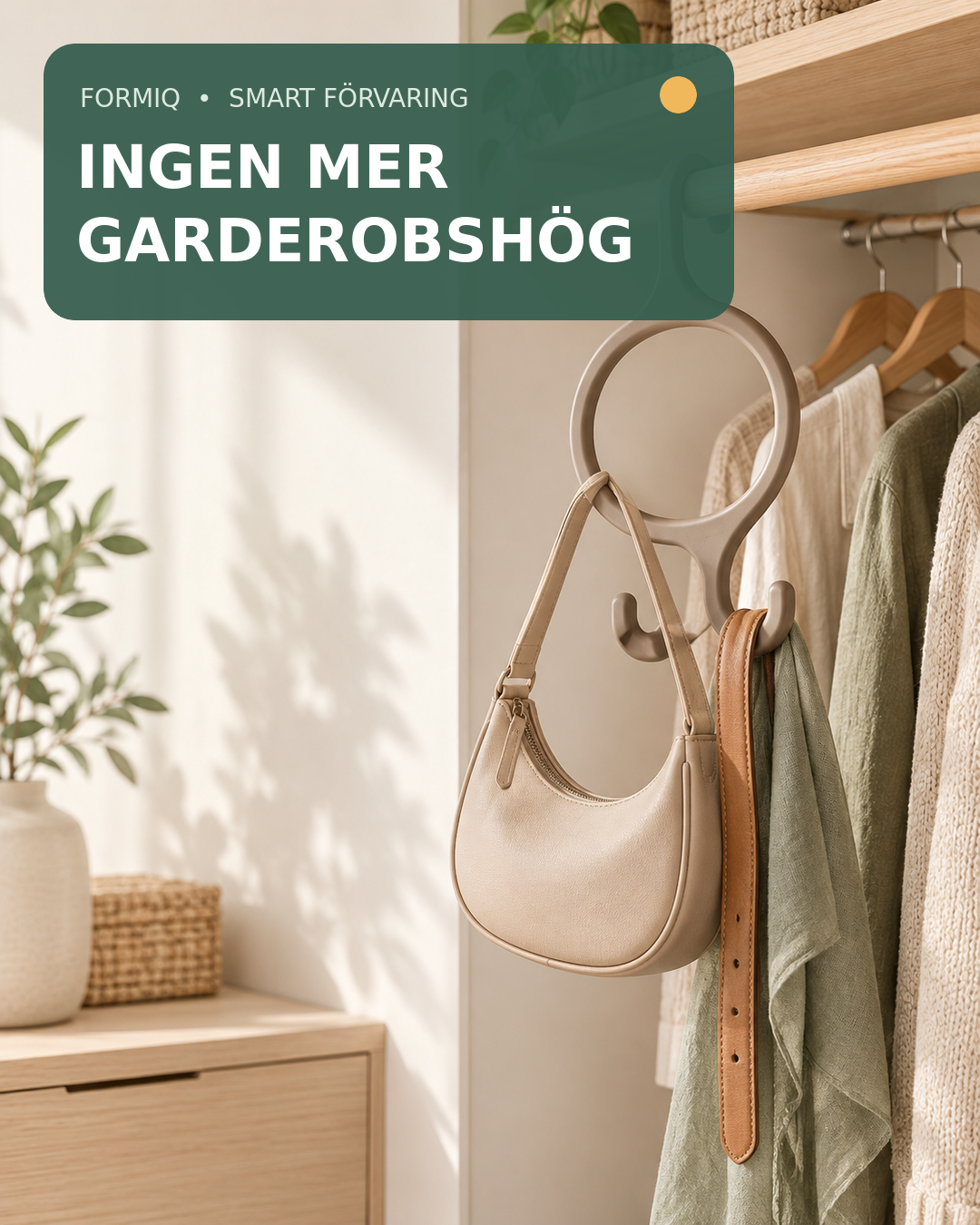 Formiqs mörkt gråbruna multifunktionella hängare på en trästång i en ljus garderob, med en liten väska, ett bälte och en grön scarf organiserade på hängaren.